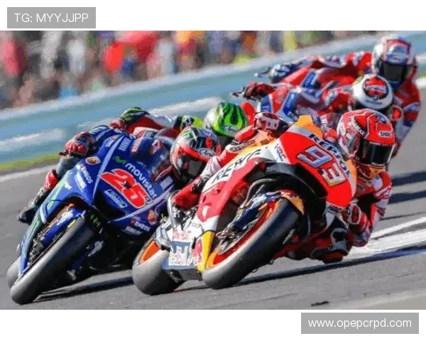 龚俊 Simon 燃爆银石赛道！天梭 MotoGP 现场体验：速度与型格的双重震撼